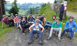 TSV-Jugendgruppe  vor dem Downhillvergnügen auf dem „Bockerl“