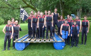 TSV-Jugendgruppe auf dem selbst gebauten Floß