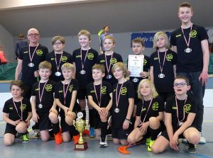 Zum 2. Mal hintereinander Hessenmeister in der Floorball-Hessenliga Kleinfeld U 11 sind die Spieler von TSV Tollwut Ebersgöns: vordere Reihe v. l. n. r.: Luis Bauer, Jonas Linke, Paul Zentner, Moritz Schnitzer, Layla Weimar, Jonas Ziegler, Finn Rühl; Reihe hinten v. l. n. r.: Klaus Hübner (Trainer), Niko Stein, Severin Plüch, Marcel Rapilli, Orlando Federico, Mika Wagner, Co-Trainer Henry Fischer. Nicht auf dem Bild, aber während der Saison dabei: Silas Tscherwenka, Mihai Ionita, Maximilian Seibt, Janne Freymuth