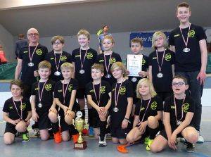 Zum 2. Mal hintereinander Hessenmeister in der Floorball-Hessenliga Kleinfeld U 11 sind die Spieler von TSV Tollwut Ebersgöns: vordere Reihe v. l. n. r.:  Luis Bauer, Jonas Linke, Paul Zentner, Moritz Schnitzer, Layla Weimar, Jonas Ziegler, Finn Rühl; Reihe hinten v. l. n. r.: Klaus Hübner (Trainer), Niko Stein, Severin Plüch, Marcel Rapilli, Orlando Federico, Mika Wagner, Co-Trainer Henry Fischer. Nicht auf dem Bild, aber während der Saison dabei: Silas Tscherwenka, Mihai Ionita, Maximilian Seibt, Janne Freymuth