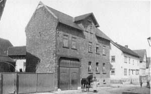 Aufnahme von etwa 1910 mit dem Anwesen von „Kantersch“, Zum Weißen Stein 25.