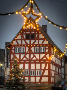 Backhaus mit Weihnachtsbeleuchtung