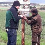 Die beiden Ortslandwirte Fabian Schmidt und Christoph Arnold haben heute Hinweisschilder zur Brut- und Setzzeit von Wildtieren aufgestellt, auf denen um Rücksichtnahme insbesondere bei den Gassigängern gebeten wird.